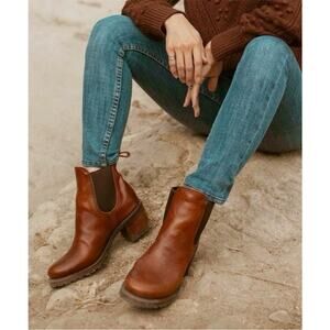 FRYE Sabrina Chelsea pull on boots size 10